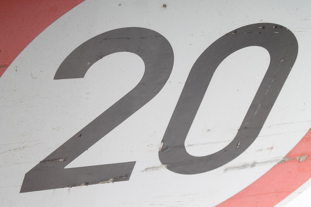 Old Traffic Sign 20 KM Metal Traffic Sign Notice Sign