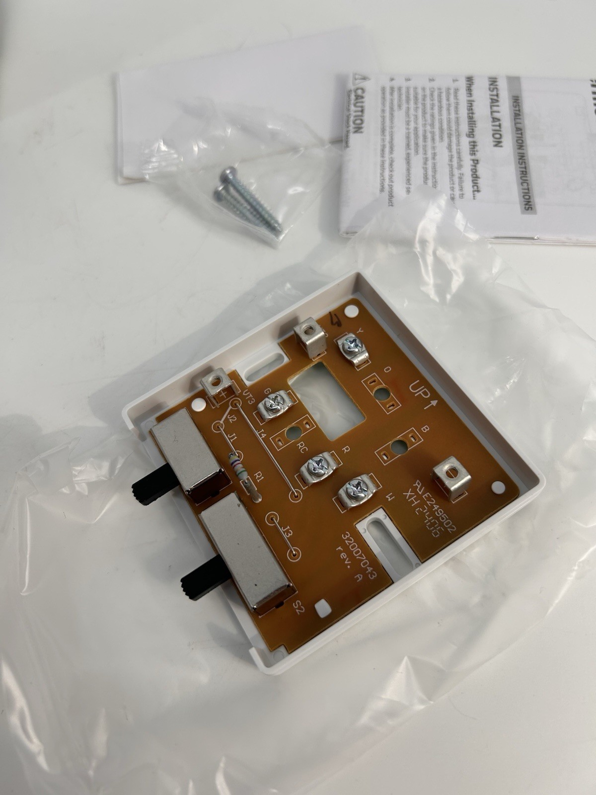 Brand New Honeywell T812C1000 Heating and Cooling Thermostat 24VAC