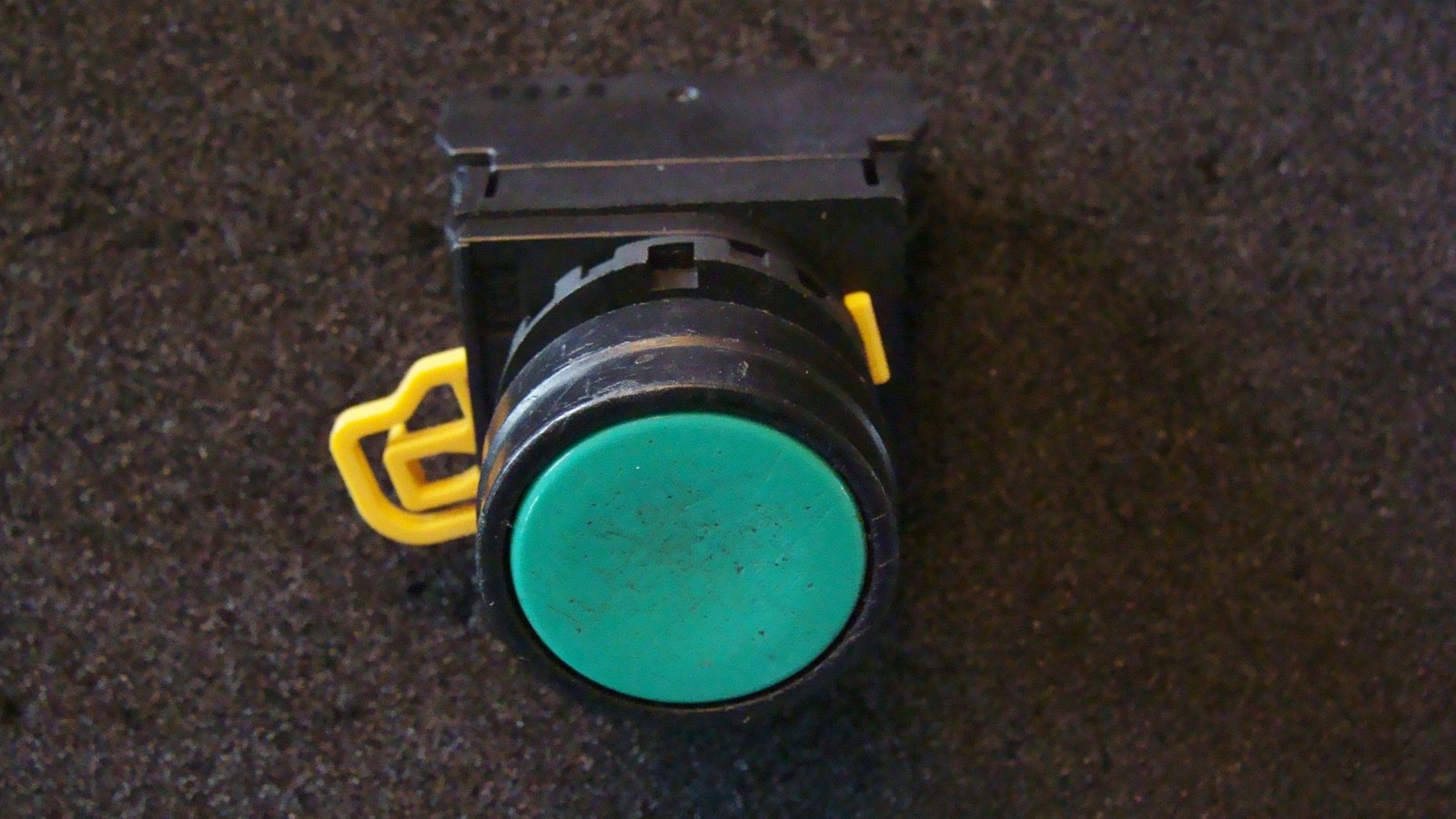 IDEC YW-E10. Green color push button.