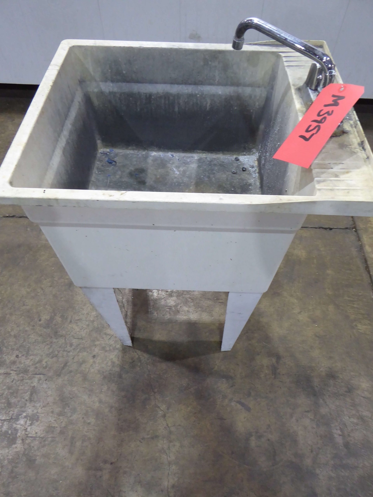E.L. Mustee 16 Gallon Capacity Sink M3957