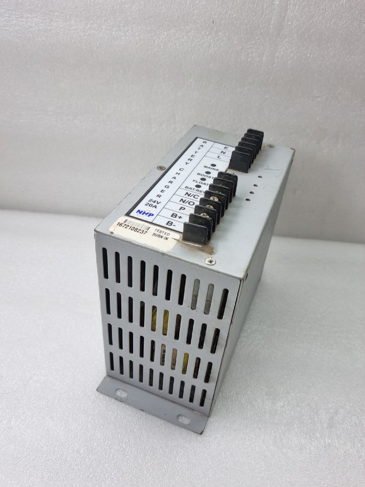 NHP BATTERY CHARGER 24V 20A (FAULTY)