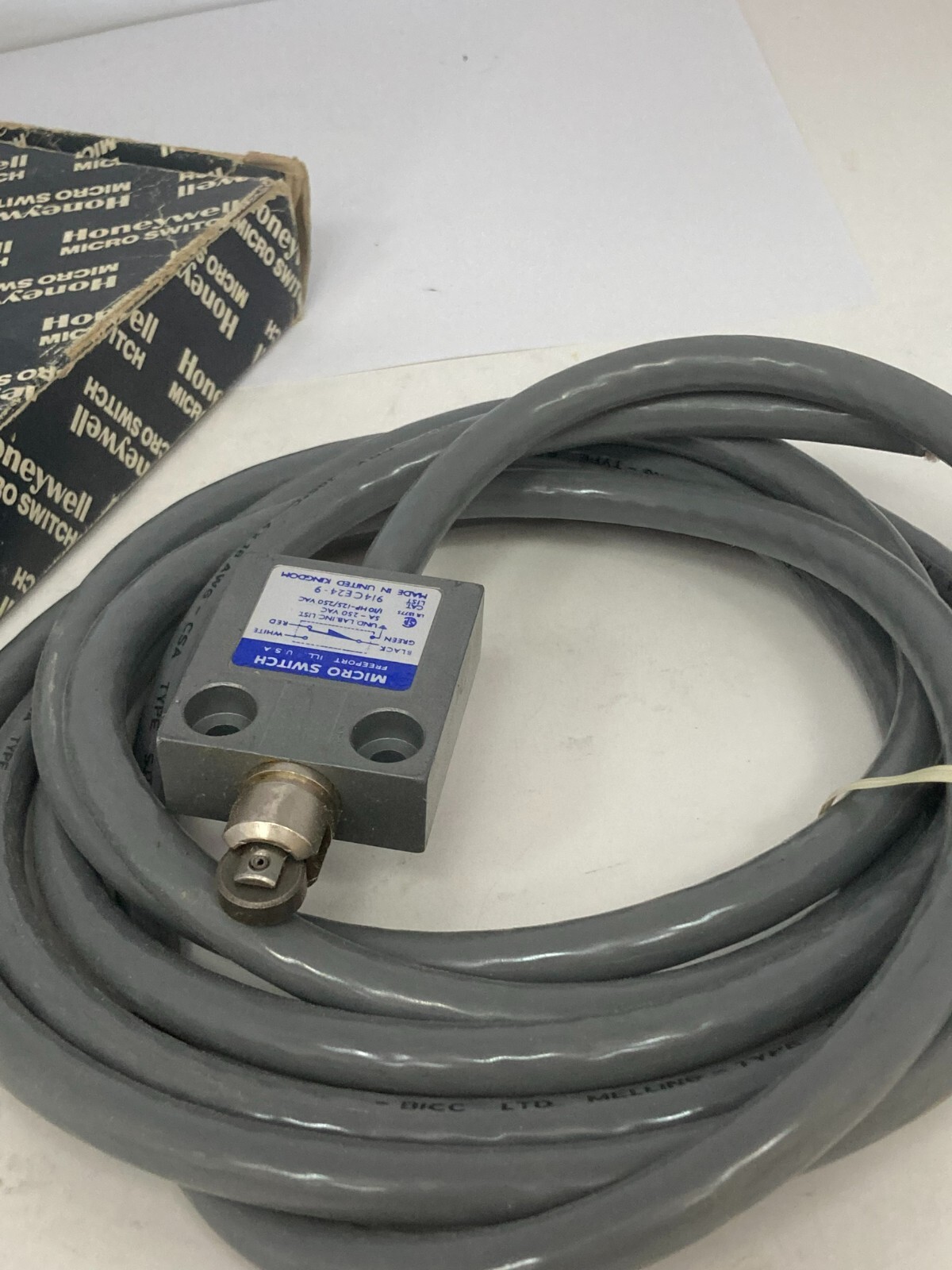 HONEYWELL 914CE24-9 LIMIT SWITCH ROLLER PLUNGER 5A 250VAC NIB