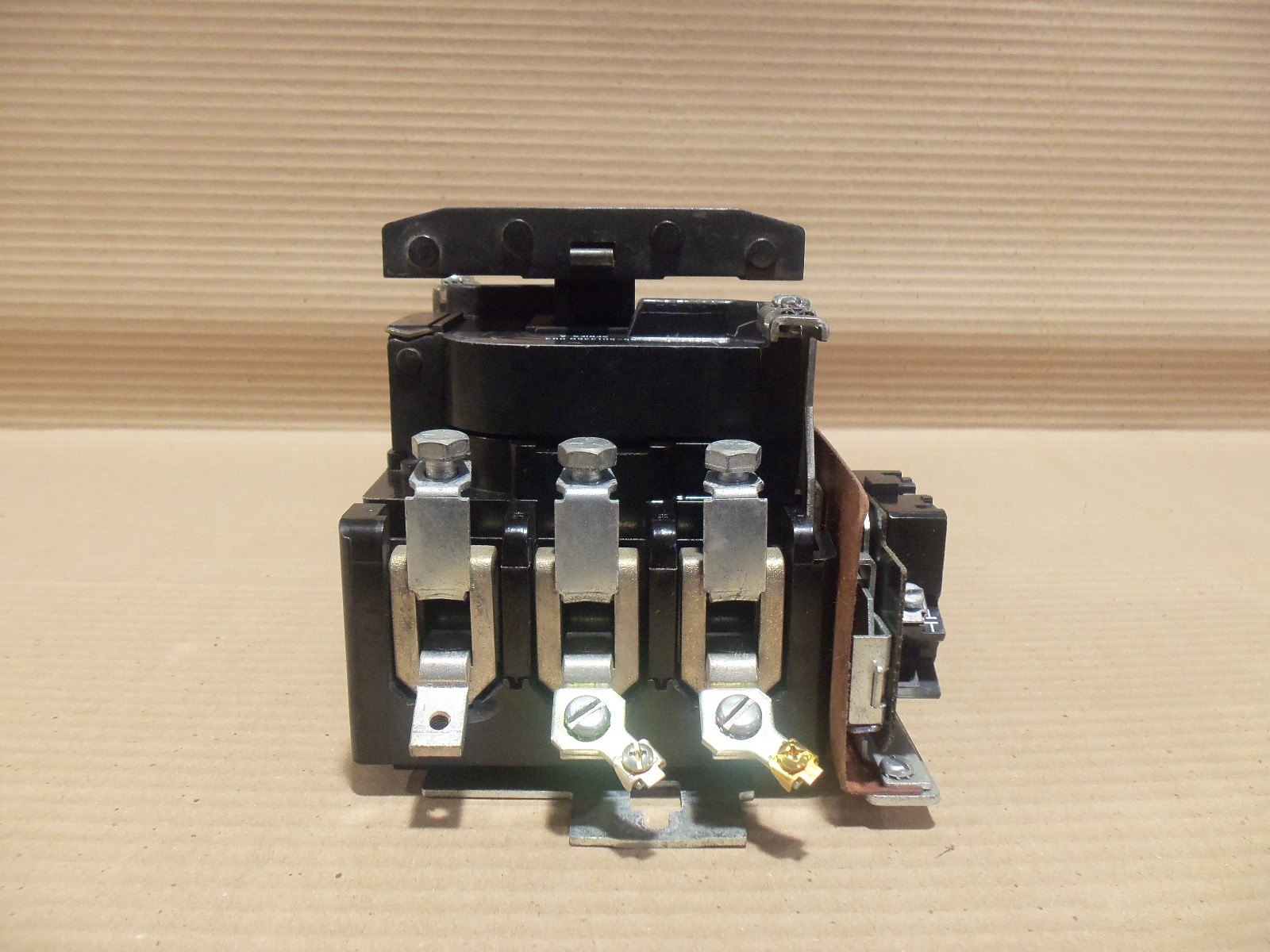 General Electric CR305E1** Contactor Size 3 600C 90A 240V Coil