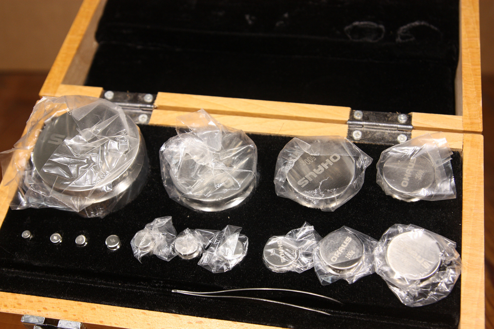 NEW Ohaus 80850116 ASTM Class 6 Cylindrical Weight Set 2000g-1g with Wooden Box