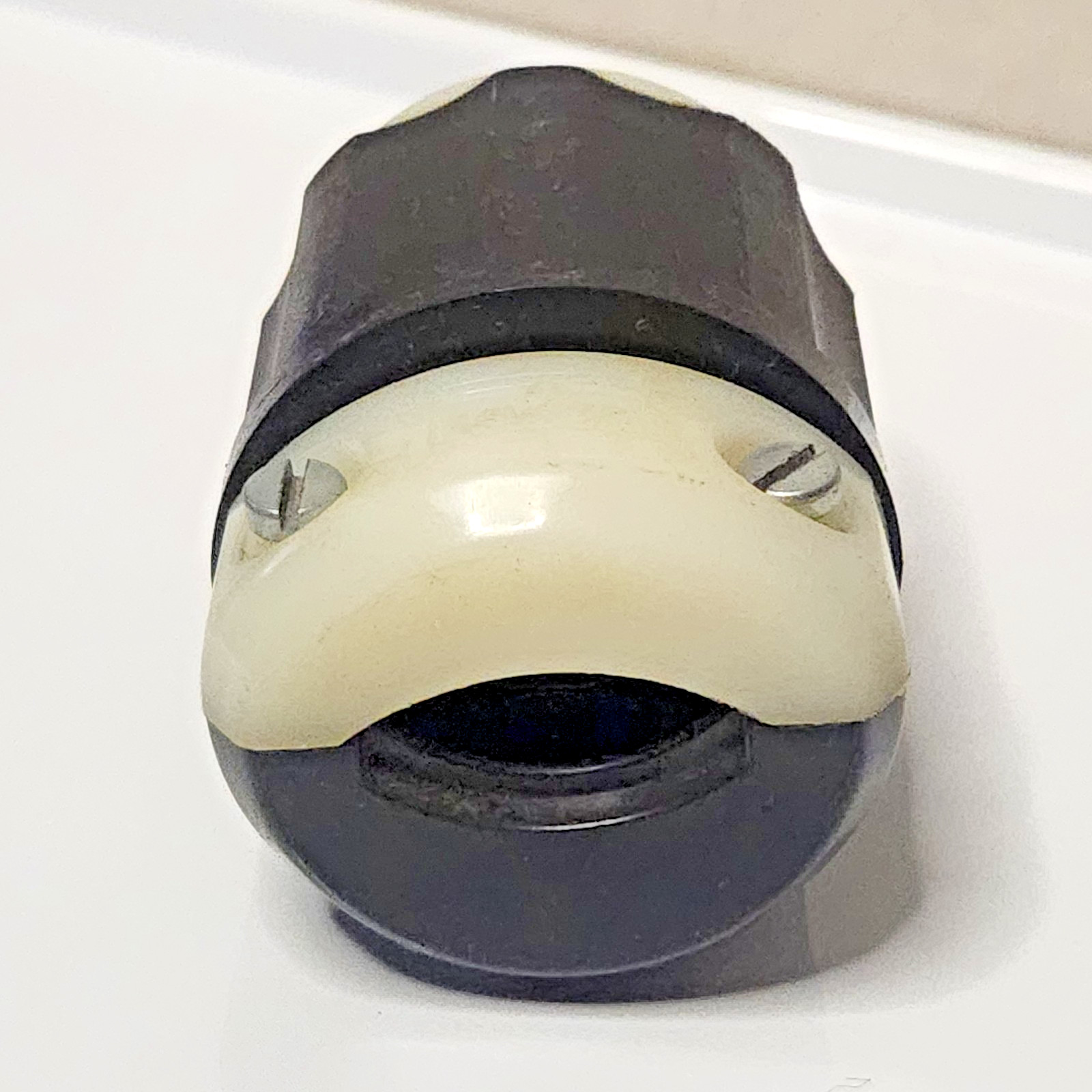 LEVITON NEMA L15-20 MALE 20A-250V 30 LOCKING ELECTRICAL CONNECTOR PLUG