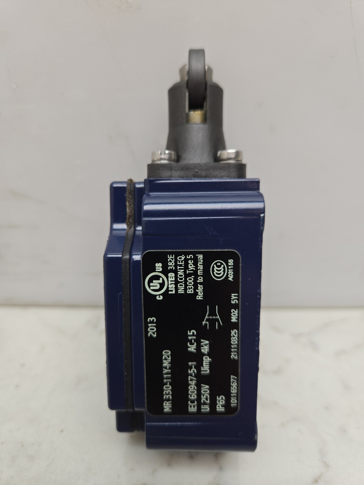 Schmersal MR330-11Y-M20 Position Switch Roller Plunger Actuated 250V New