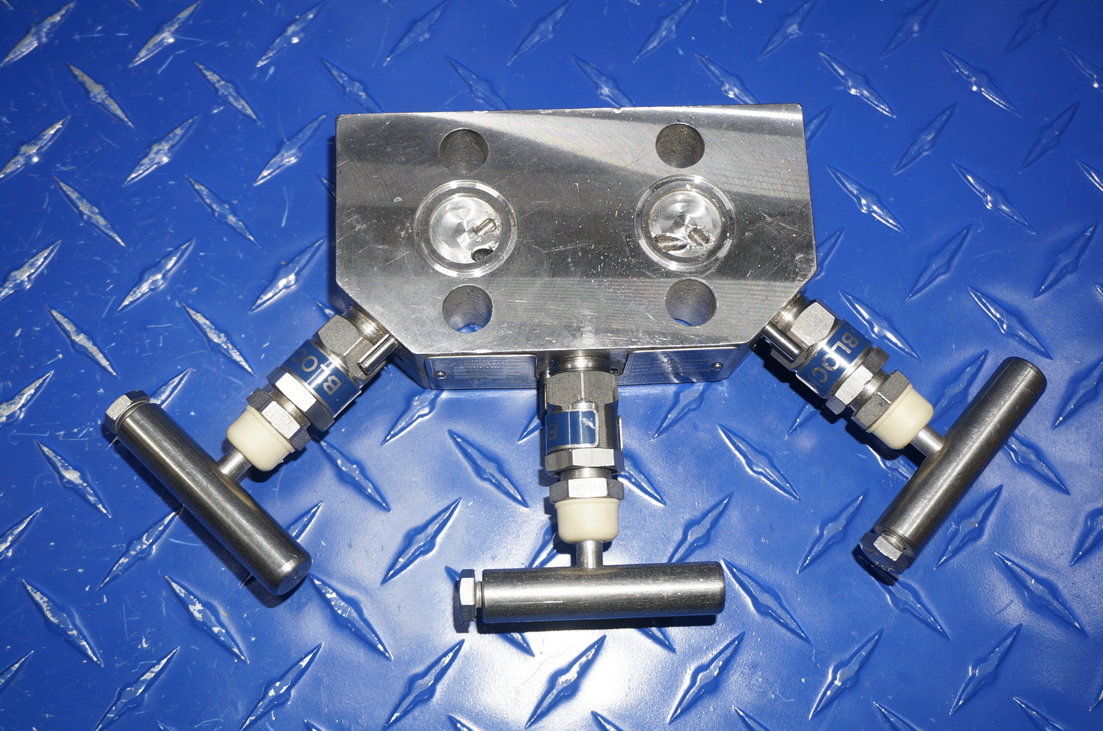 ANDERSON GREENWOOD MANIFOLD MB3VIS-4 3 VALVE MANIFOLD NSP