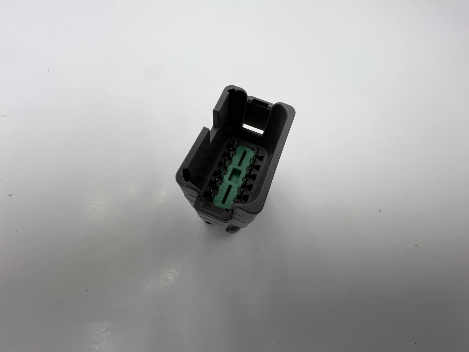 (QTY 50) TE Connectivity Deutsch Automotive 571-DT04-12PA-P075 Connector Housing