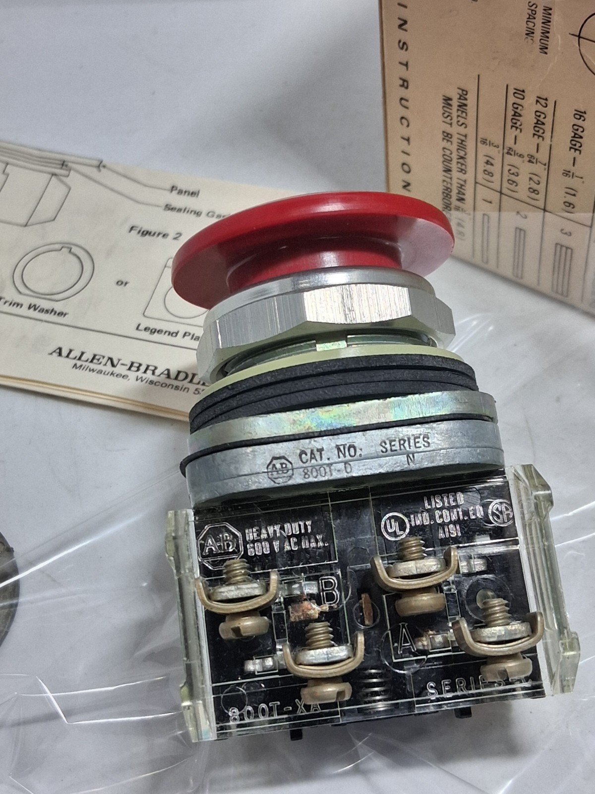 ALLEN BRADLEY 800T-D6A PUSHBUTTON RED MUSHROOM HEAD 1NO/1NC SERIES N NIB