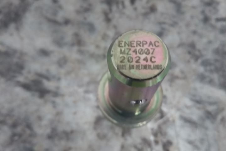 Enerpac MZ4007 2.5 Ton Capacity Lock On Tube Connector