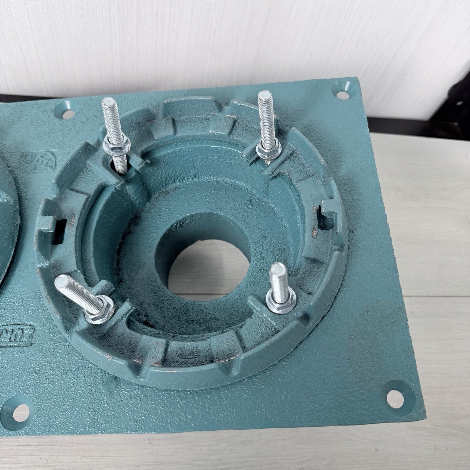 Zurn 4″ x 8-3/8″ Diameter No-Hub Cast Iron Combination Roof Drain & Overflow