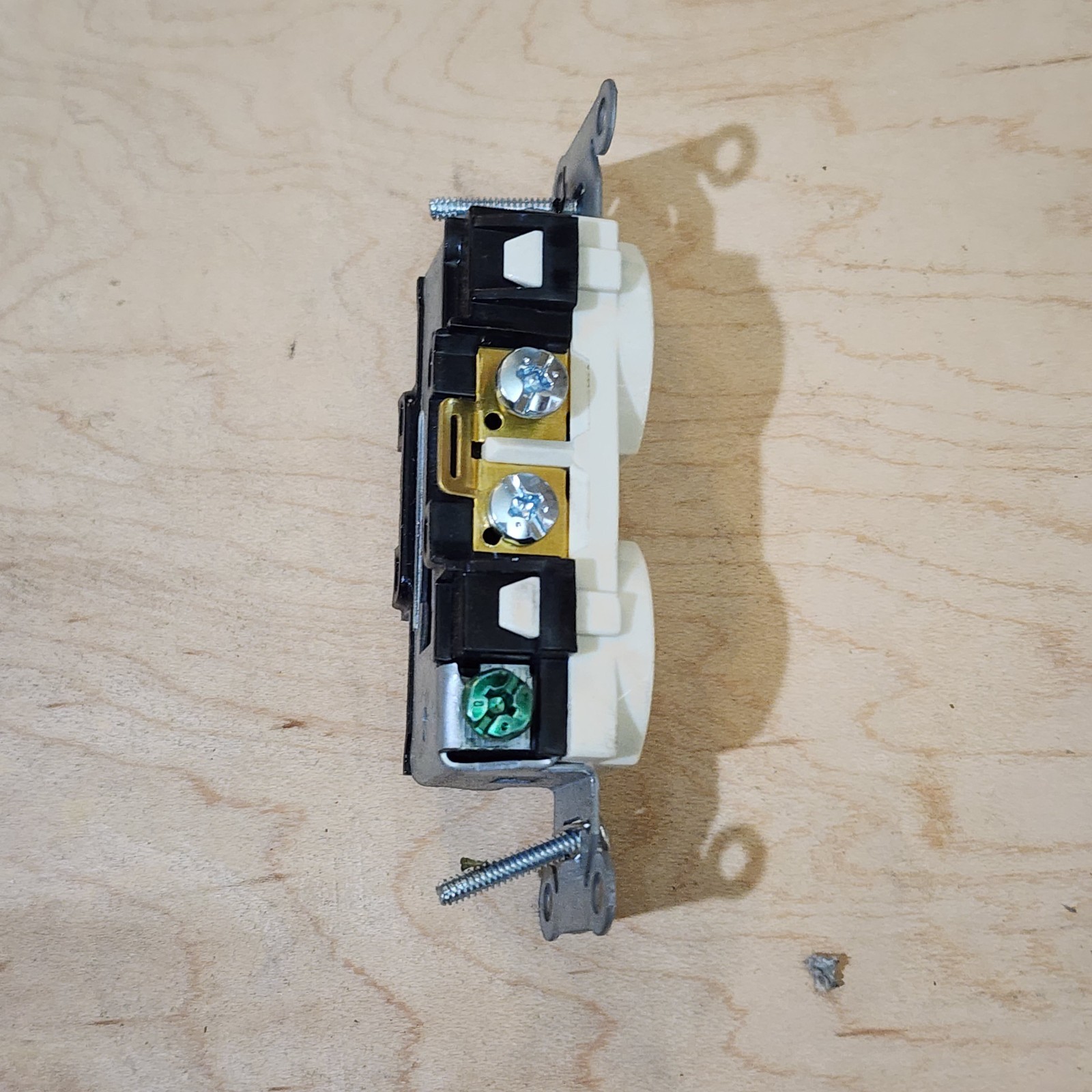 Box of 8 New Hubbell CR20LA Duplex Receptacles (20 Amp 125 Volt) (LA45U)