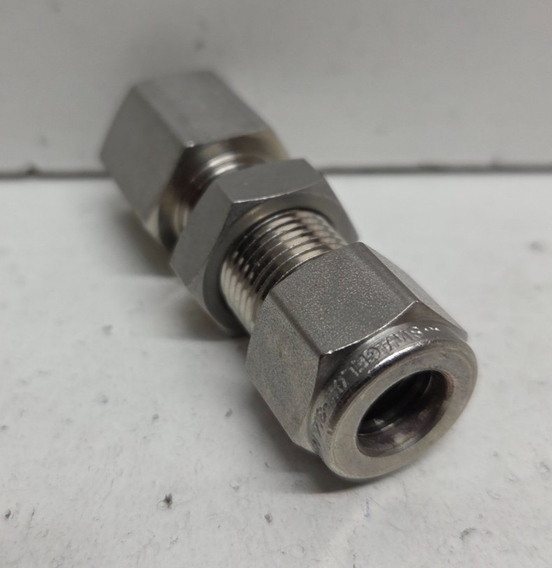 NEW NO BOX! SWAGELOK 3/8″ TUBE OD X 1/4″ FNPT BULKHEAD CONNECTOR SS-600-71-4