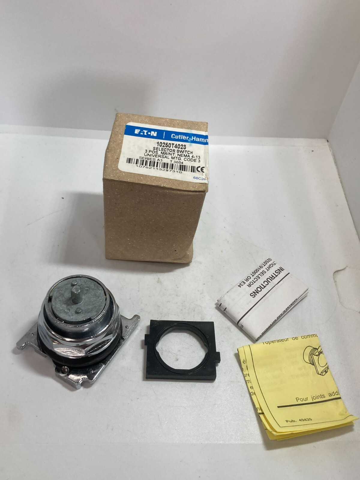 CUTLER HAMMER 10250T4023 SELECTOR SWITCH 3 POS MAIN UNIVERSAL MTG SER A3 NIB