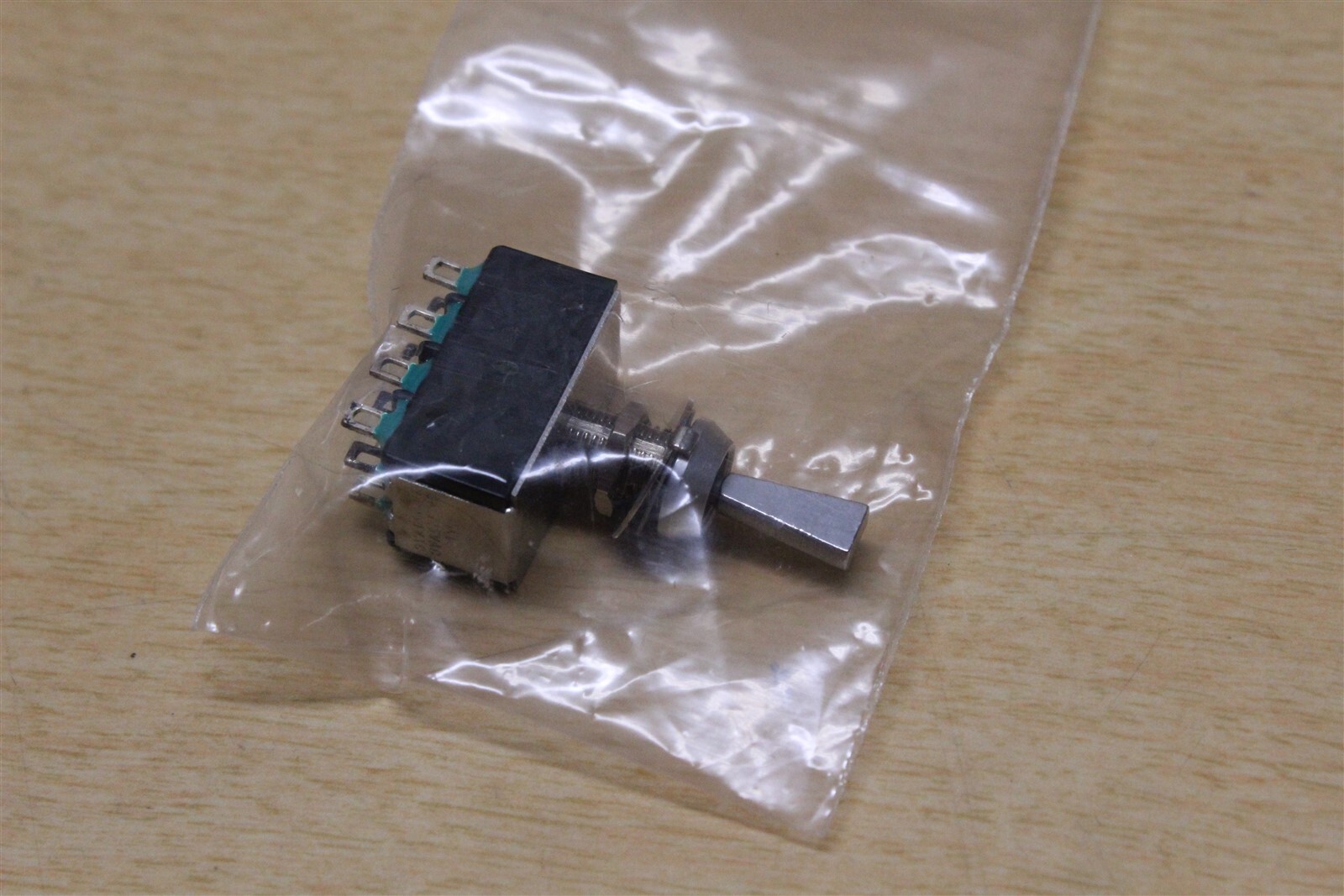 NEW Electroswitch Toggle Switches A435P32Y5ZQ *FREE SHIPPING*