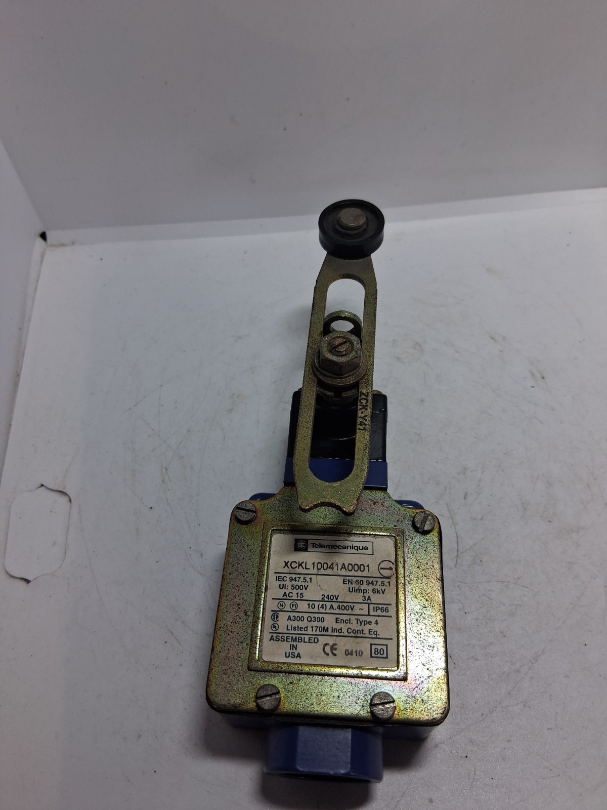 TELEMECANIQUE XCKL10041A0001 LIMIT SWITCH 240VAC 10A ROLLER LEVER NNB
