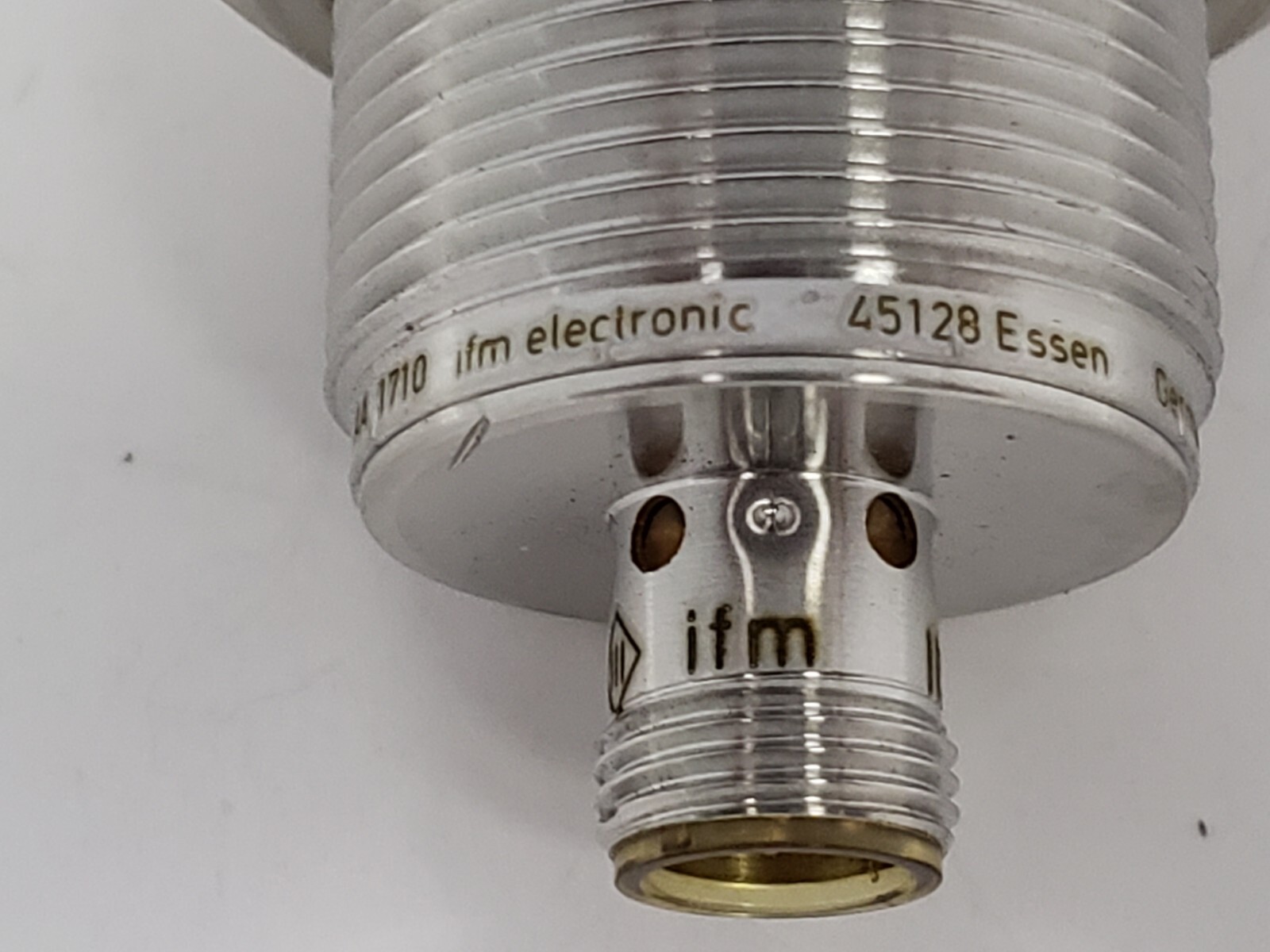 IFM ELECTRONIC IIS228 INDUCTIVE SENSOR CYLINDRICAL 3 PIN