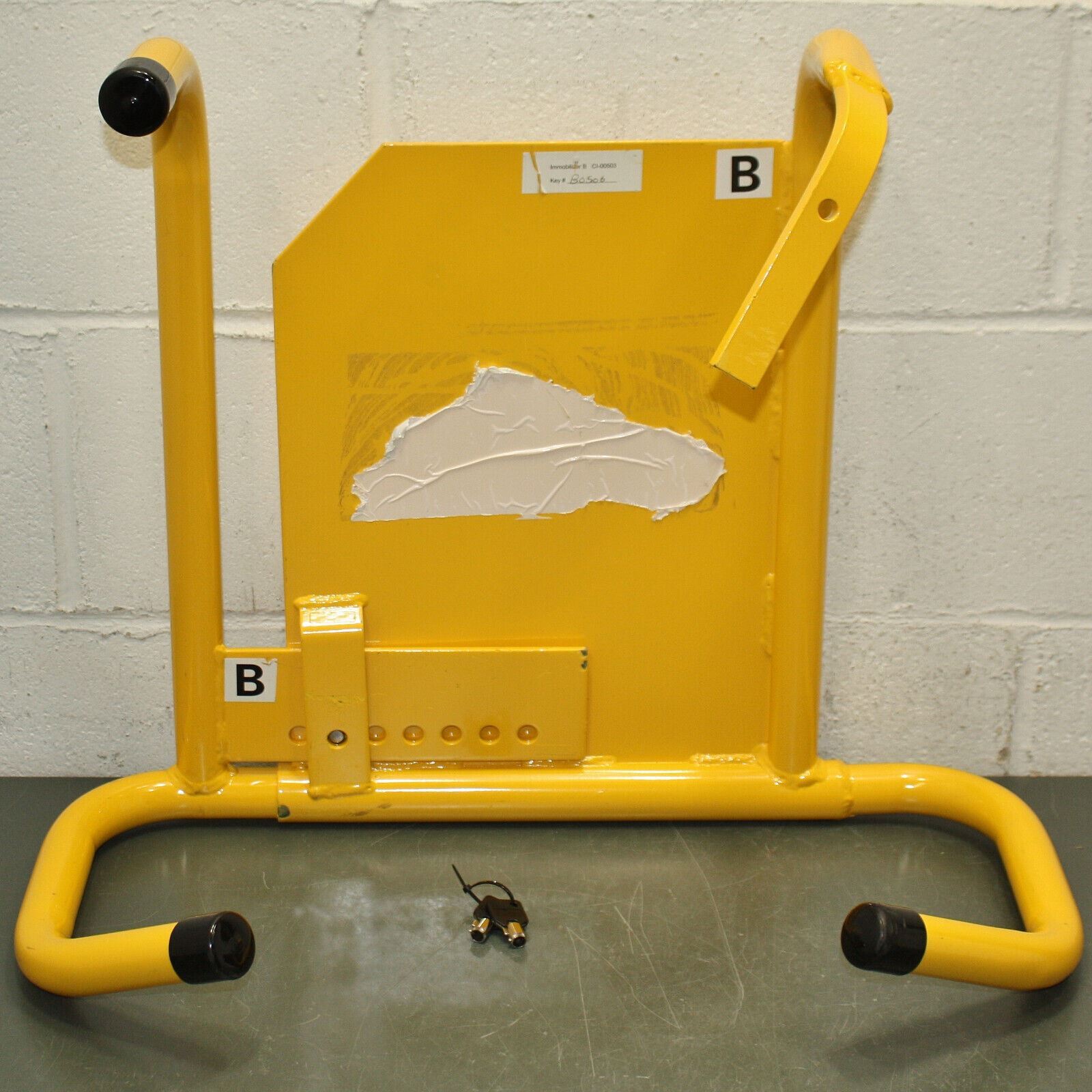 California Immobilizer Wheel Clamp CI00503, Type B for 14″ Tires, Lock w/ Keys