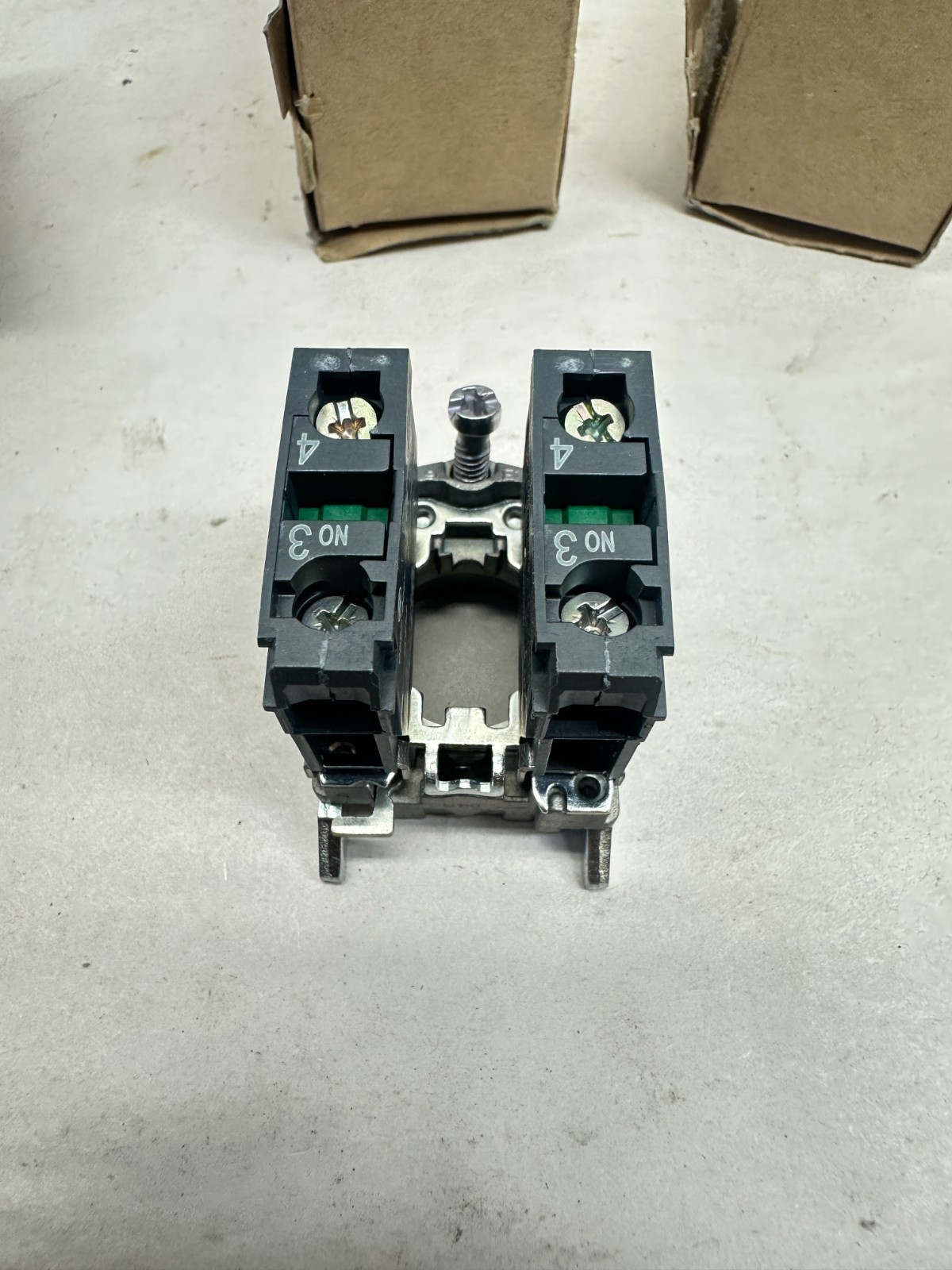 Lot of 3 – New Schneider Electric ZB4BZ103 Normally Open Contact Block XB4