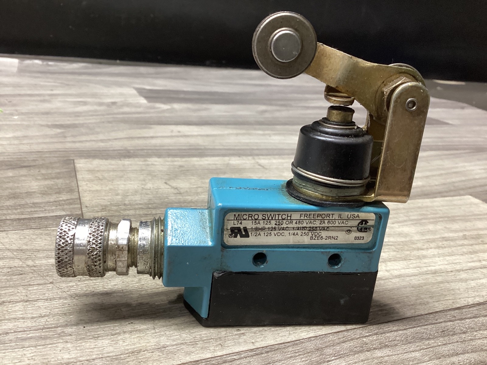 Micro BZE6-2RN2 Snap Switch #118N85
