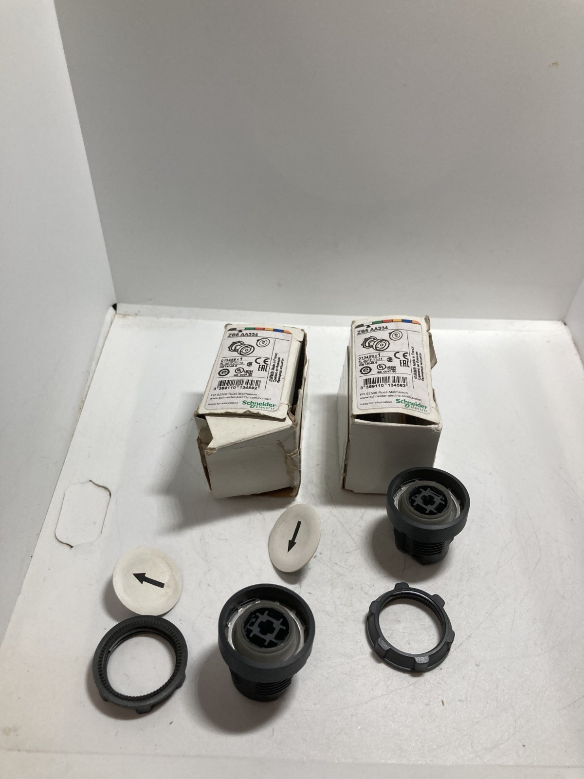 SCHNEIDER ZB5-AA334 PUSHBUTTON OPERATOR W/ARROW FLUSH (LOT OF 2) NIB
