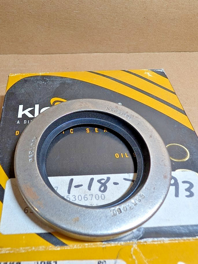 Garlock Klozure 21158-1051 Oil Seal 63X1051 2.375″ Shaft, 3.125″ OD (New In Box)