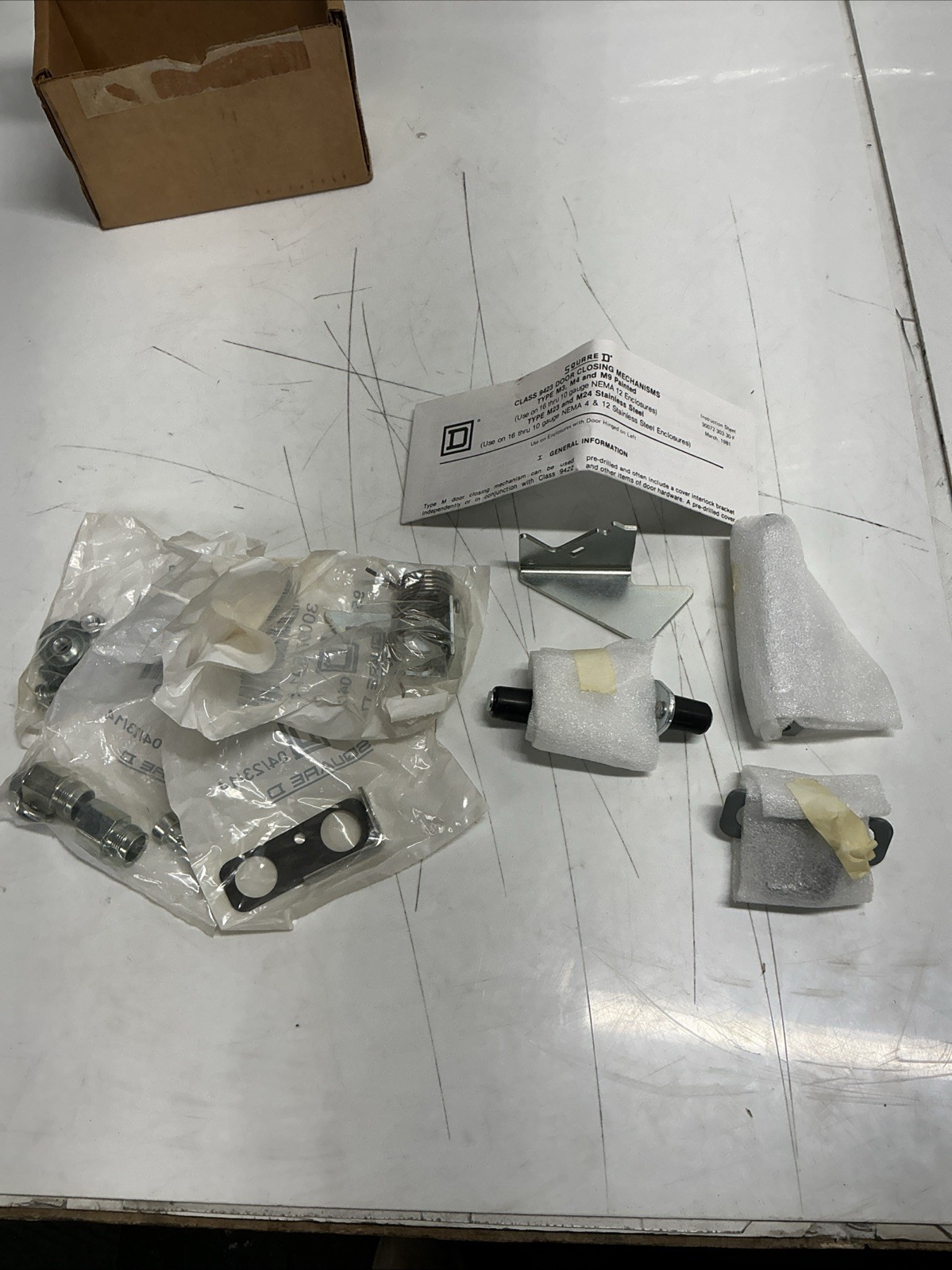 NIB Square D Door Closing Mechanism 9423M4 Ser C Z-968