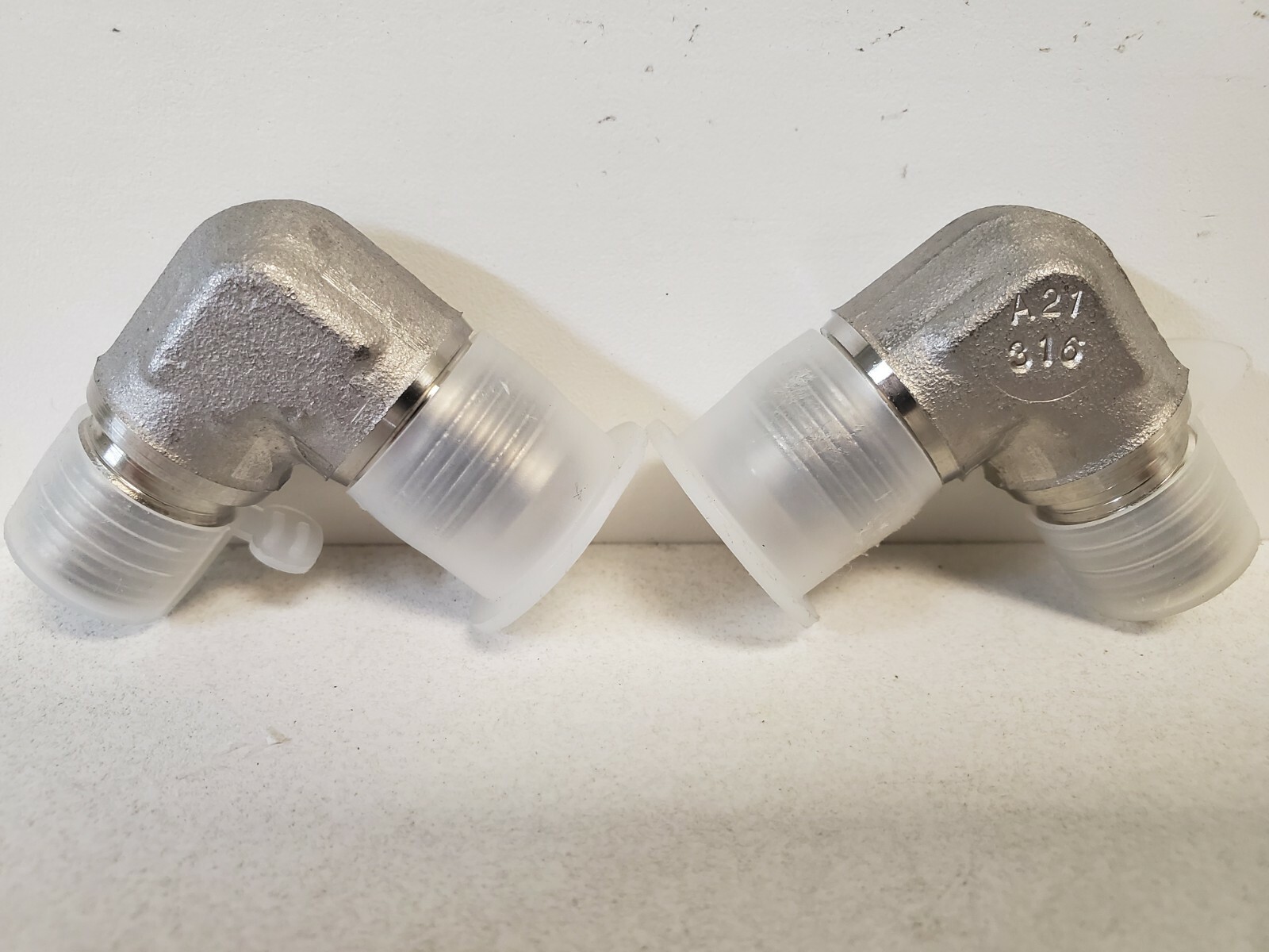 LOT OF (2) NEW OLD STOCK! PARKER 1/2″ X 3/8″ UNION ELBOW FITTINGS 8-CTX-SS