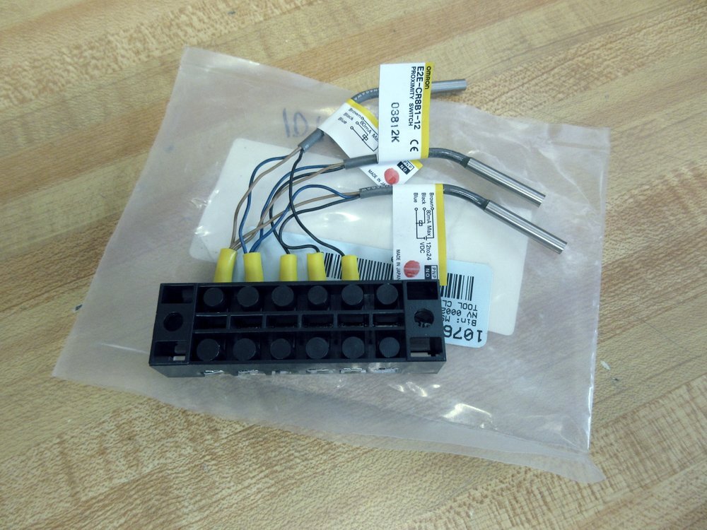 Omron E2E-CR8B1-12 Proximity Switch Set E2ECR8B112