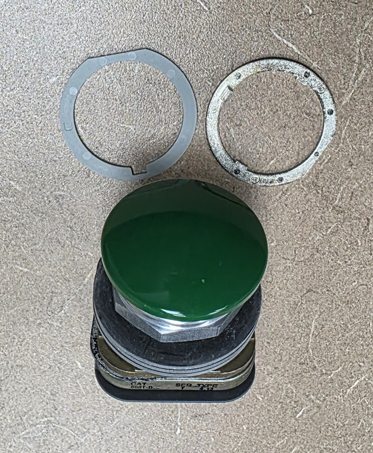 Allen-Bradley 800T-D1D1 Push Button Type 4,13 Mushroom Heaad Green