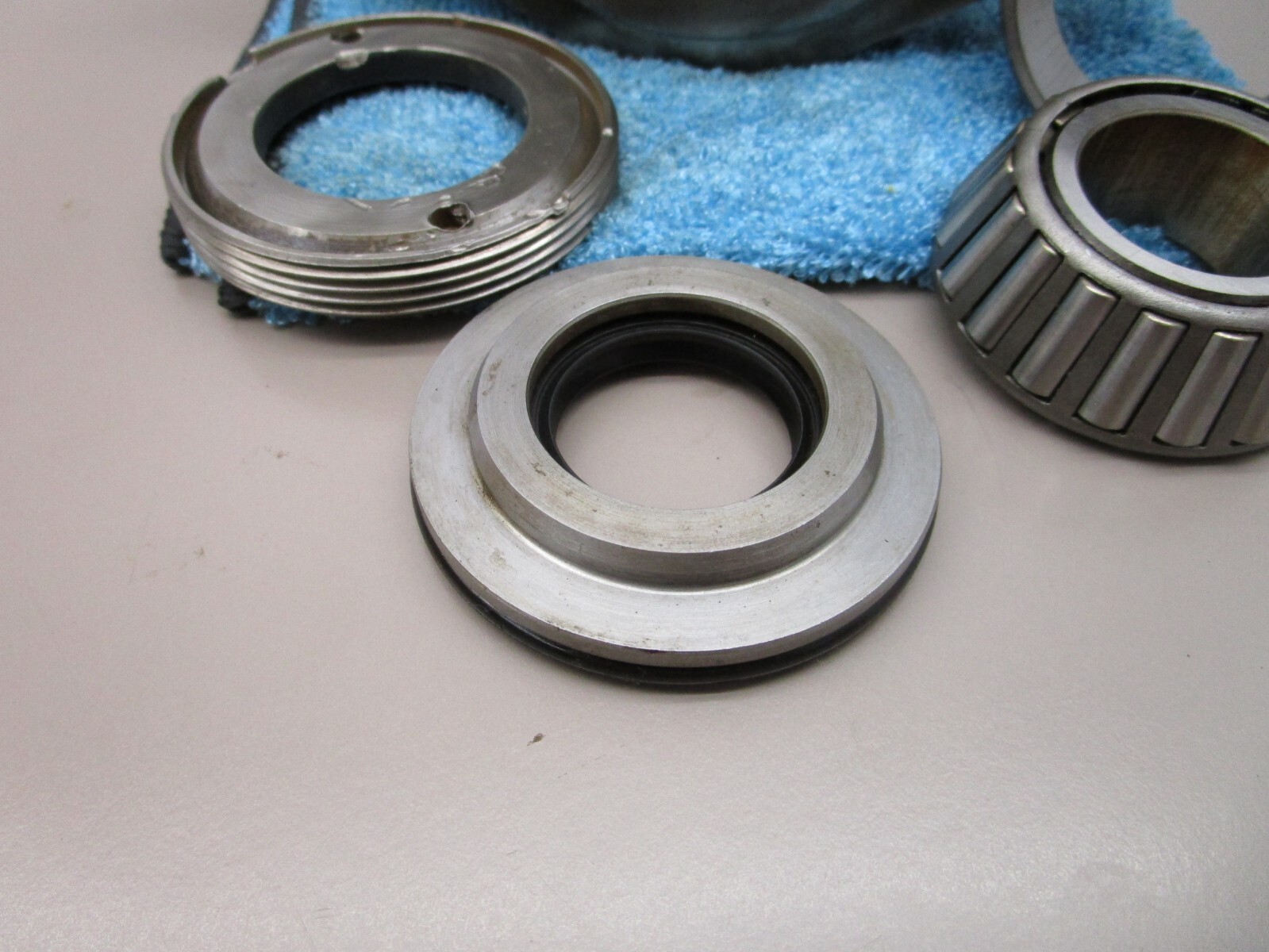 Commercial P25 P37 Hydraulic Pump Tapered Bearing Front Cover Housing 2-Bolt