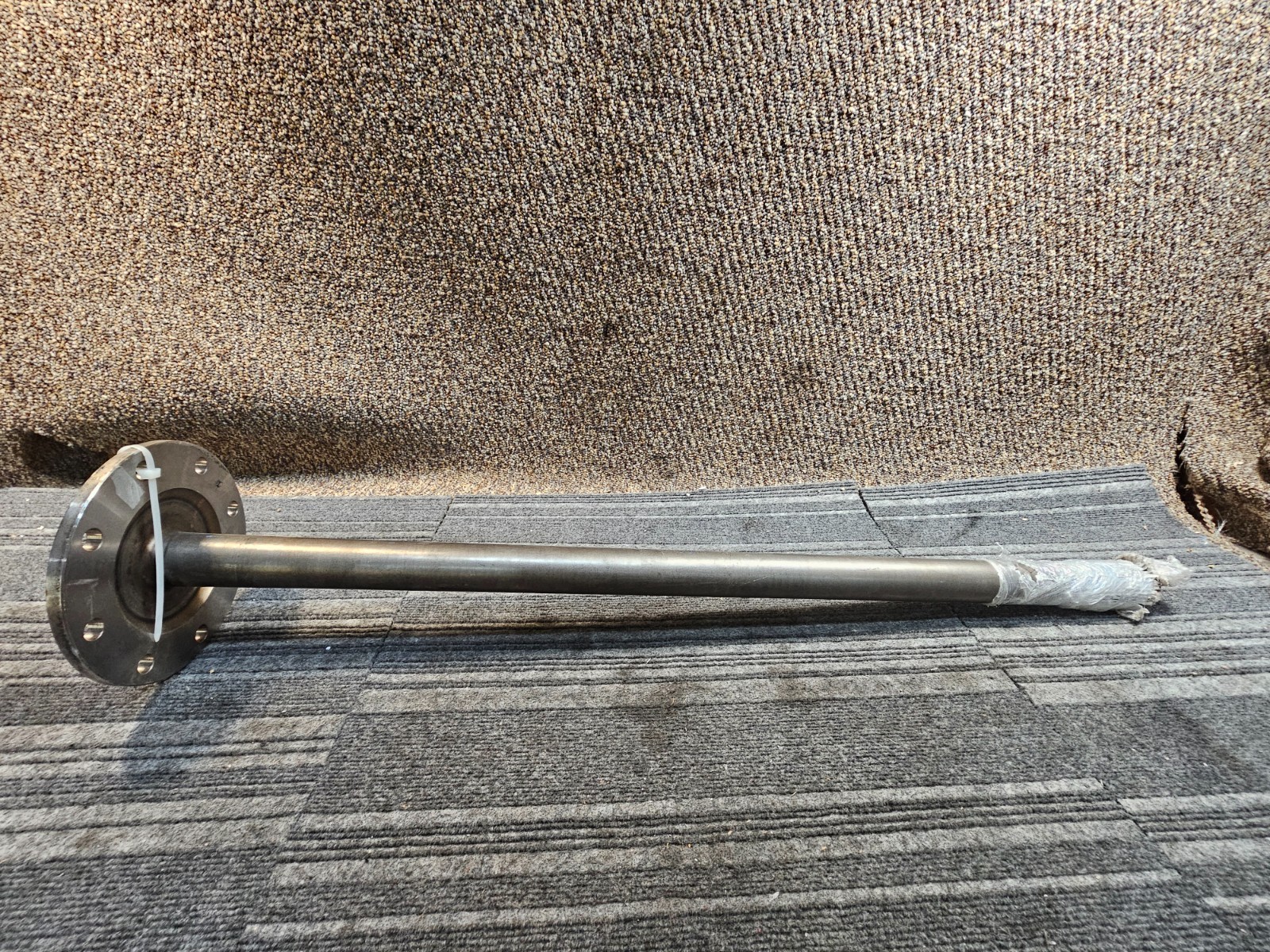 Meritor B110-9 41-3/8″ Axle Shaft L2612 906 SIlver, 8-Bolt Hole Steel