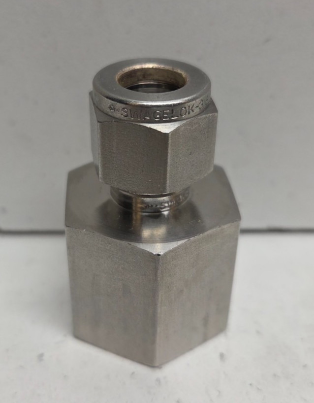 NEW NO BOX! SWAGELOK 3/8″ TUBE X 1/2″ NPT FEMALE CONNECTOR SS-600-7-8