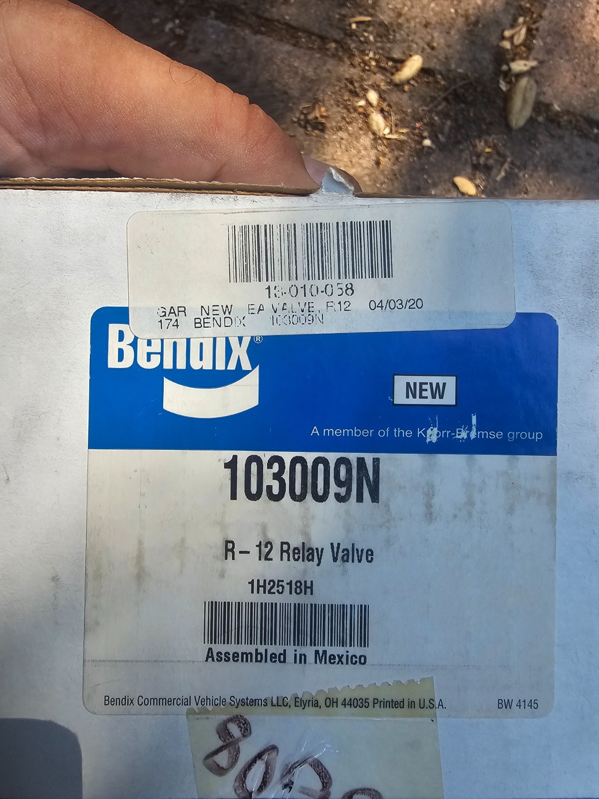 Genuine OEM Original Bendix 103009N Air Brake Relay Valve R-12 With Bracket -New