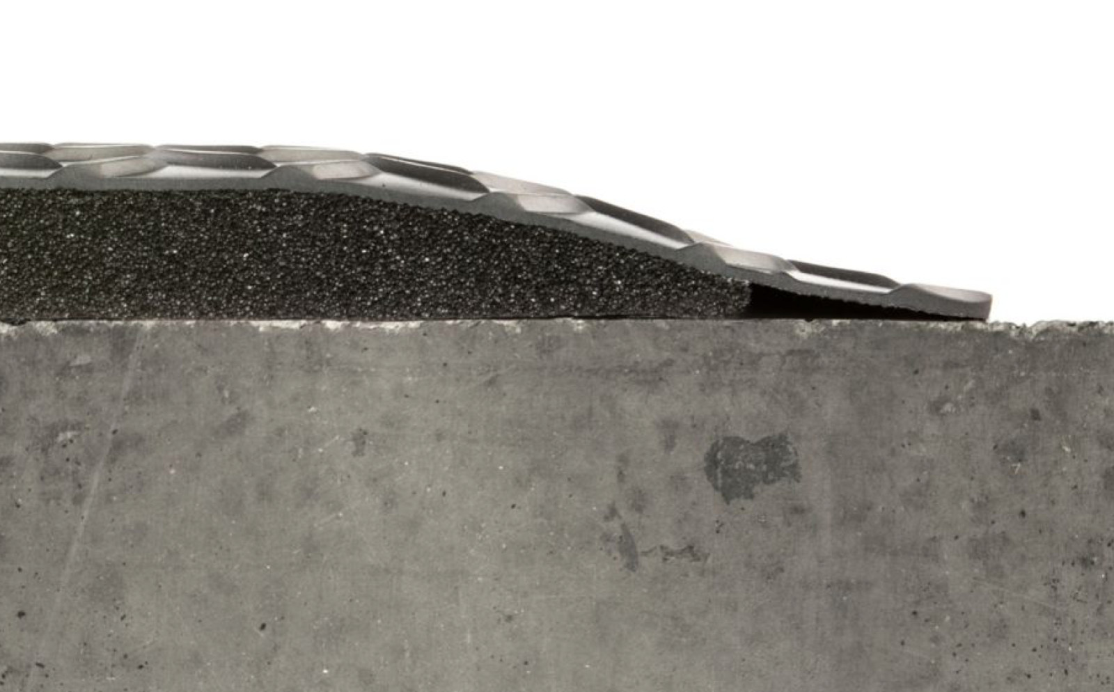 NEW! WEARWELL 2′ x 8′ ANTI-FATIGUE BEVELED RUBBER MAT, BLACK DIAMOND PLATE, 414