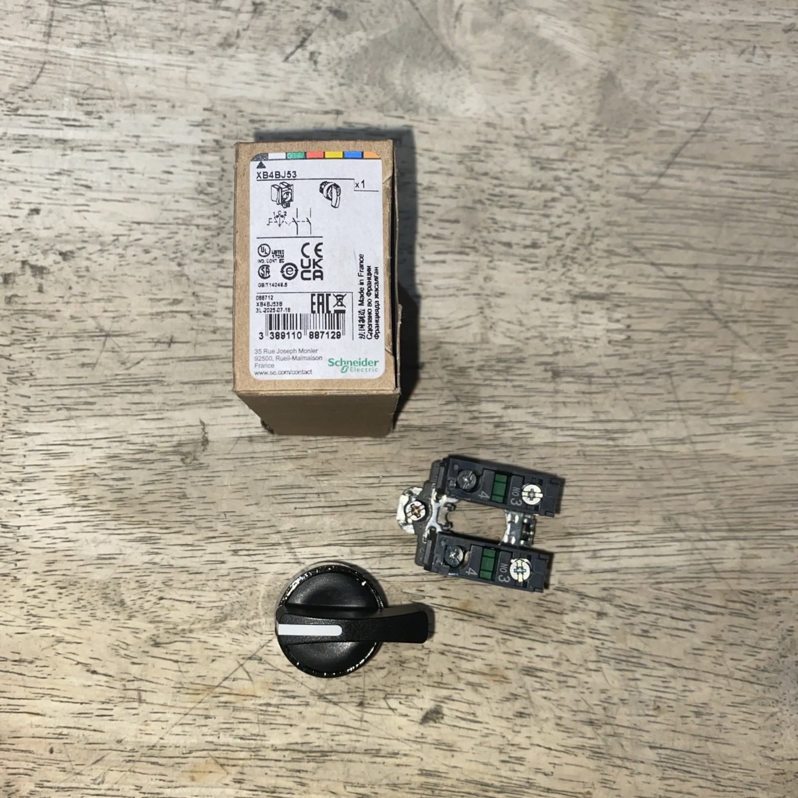 1PC Brand NEW Schneider XB4 BJ53 Selector Switch XB4BJ53 Fast Delivery