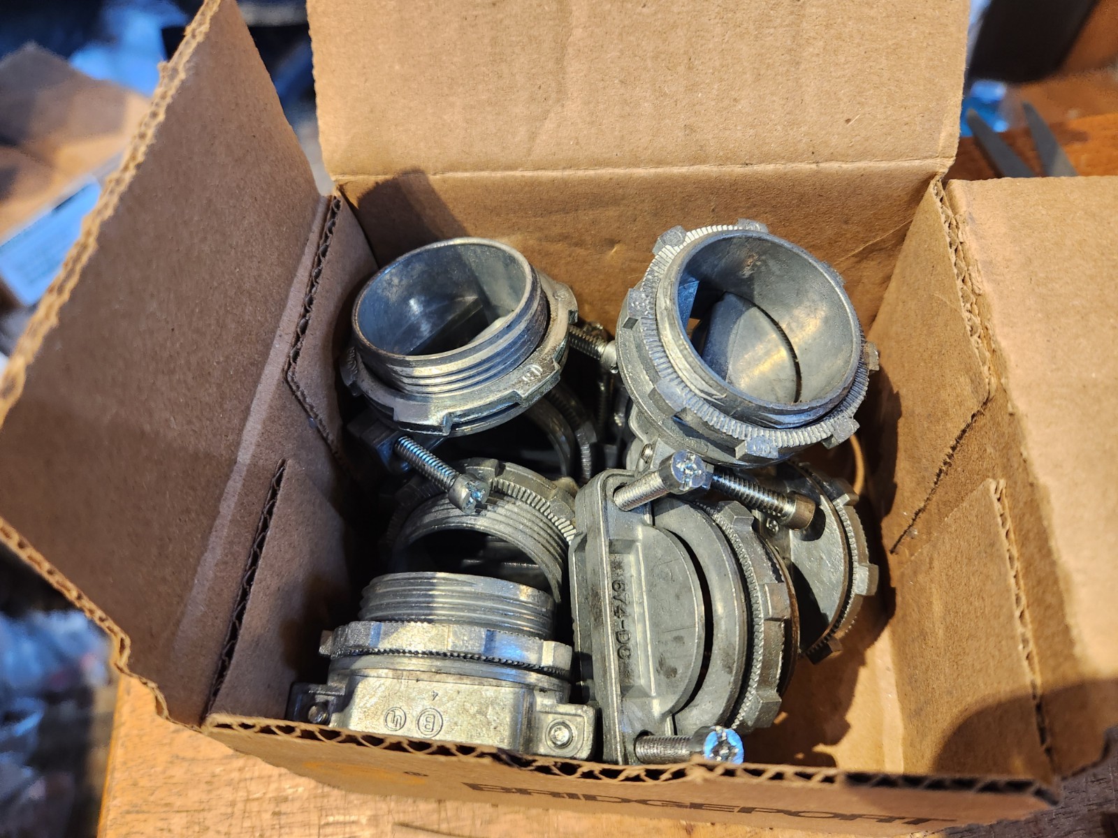 Box Of 8 NEW BRIDGEPORT 674-DC2 1/4″ SERVICE ENTRANCE OVAL CABLE CONNECTOR