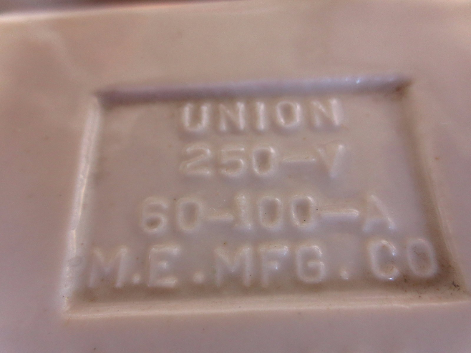 MULTI 2525 PORCELAIN CUT-OUT BASES 250V, 61-100A – NEW SURPLUS – 388-417