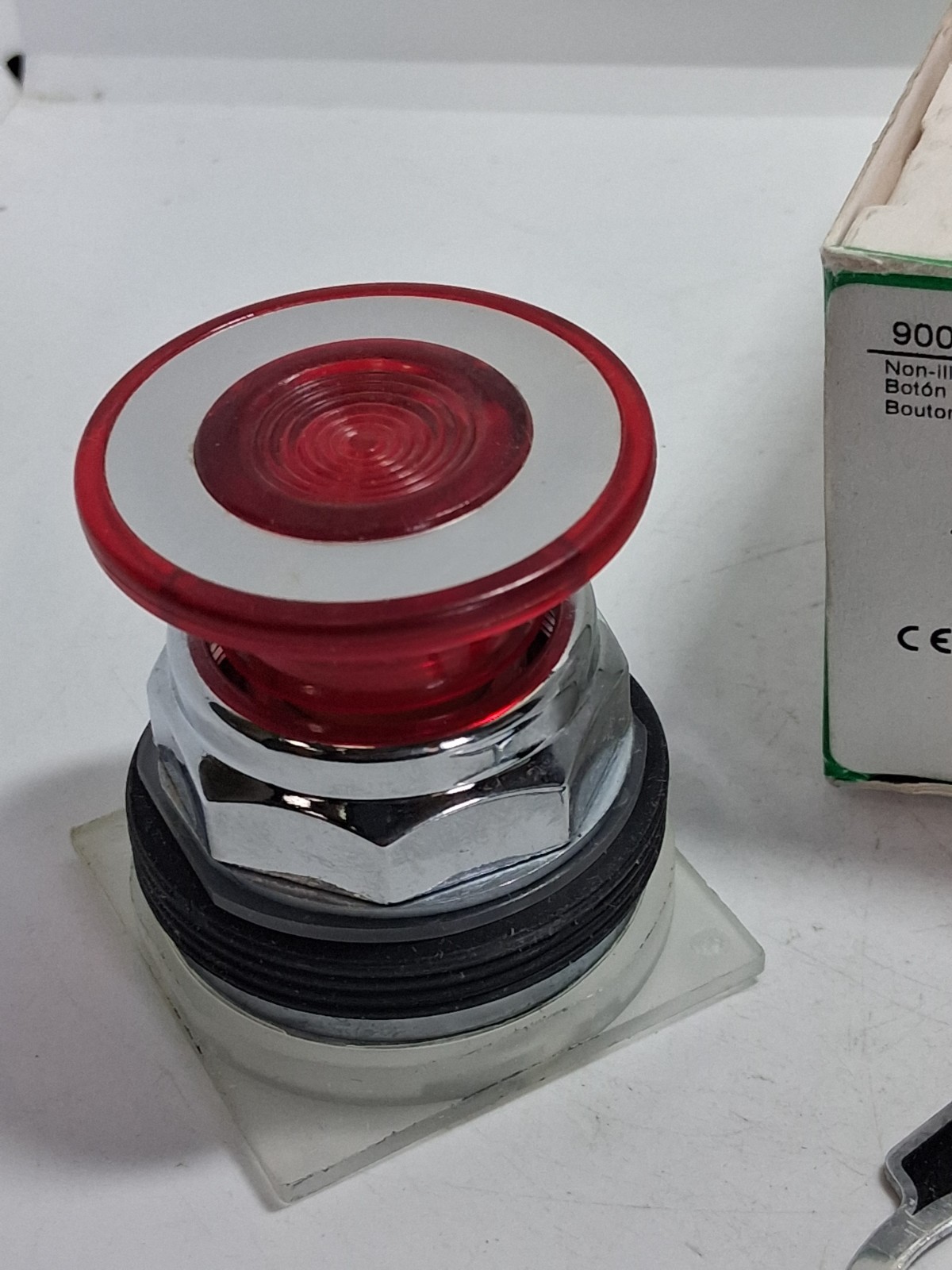 SCHNEIDER 9001-KR9R PUSH/PULL OPERATOR MUSHROOM BUTTON NON-ILL RED LENS NIB