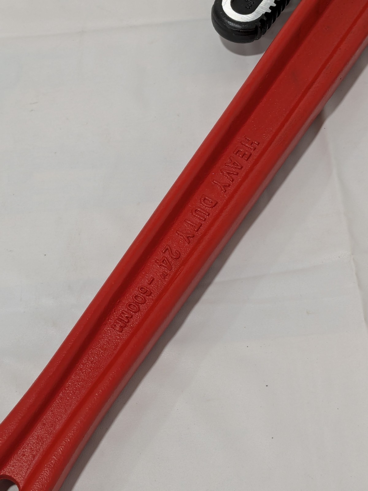 PRO-SOURCE Straight Pipe Wrench: 3″ Max, 24″ OAL, Cast Iron TD0509A 24″