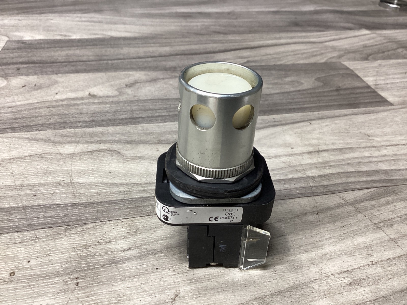 ALLEN BRADLEY WHITE PUSH BUTTON 800T-QAH24W SER T 24VAC/DC #103N136