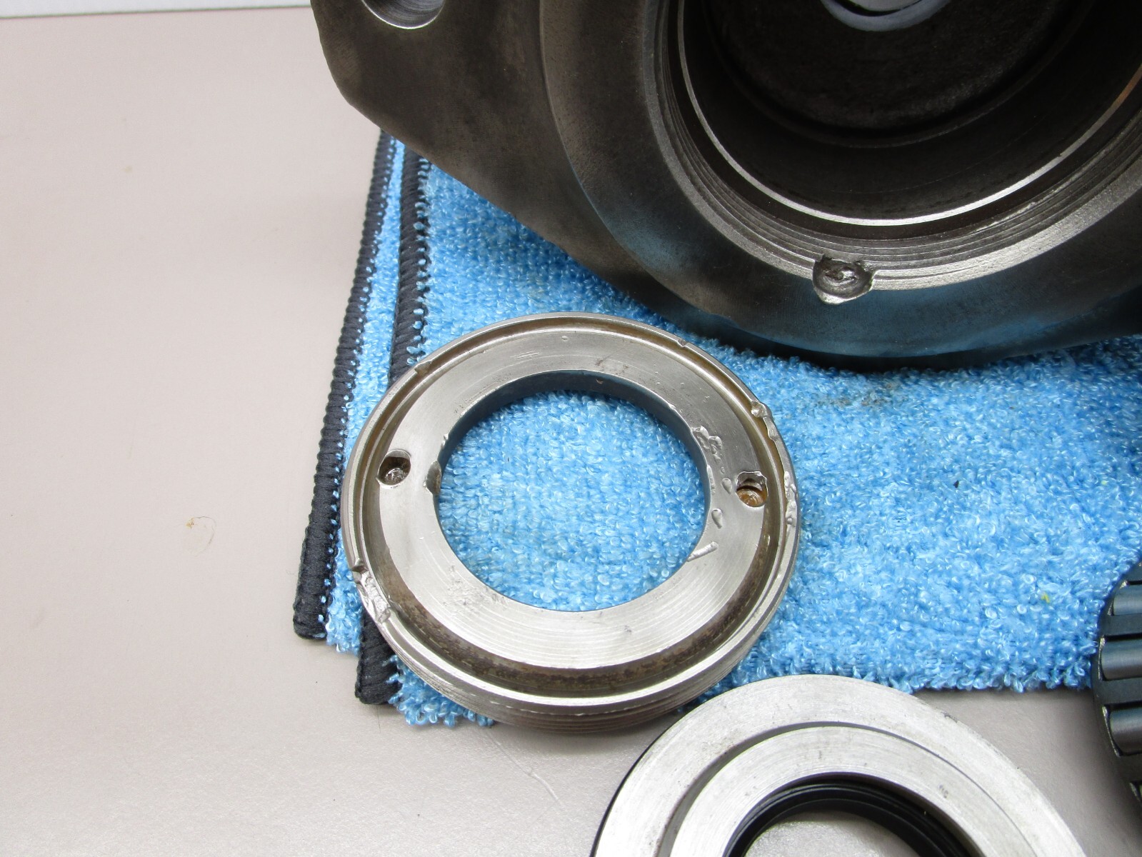 Commercial P25 P37 Hydraulic Pump Tapered Bearing Front Cover Housing 2-Bolt