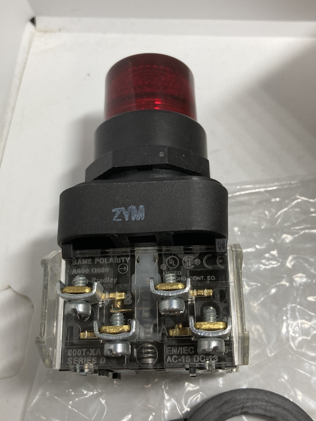 ALLEN BRADLEY 800H-QRBH10R PUSHBUTTON FULL V LED RED 1NO/1NC 120V SER F NIB