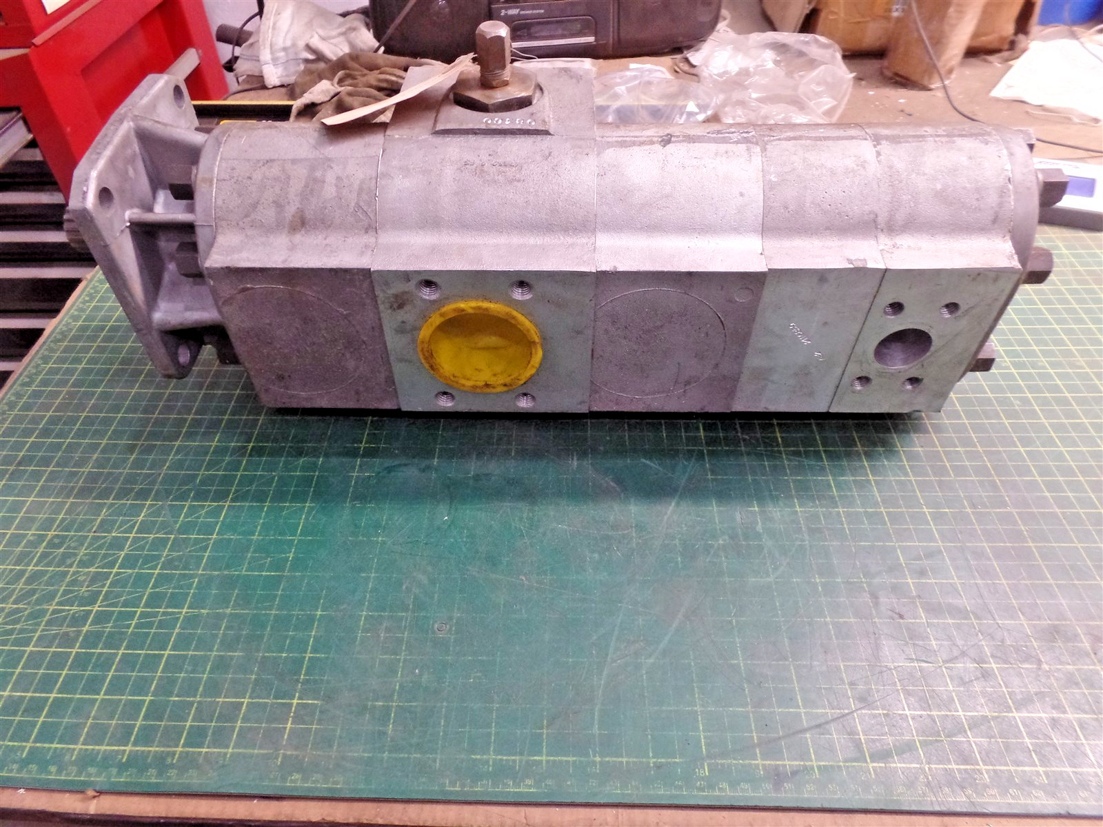GENUINE TROJAN O&K 10211685900 TRIPLE PUMP ASSEMBLY, TEREX 10-211685900, N.O.S