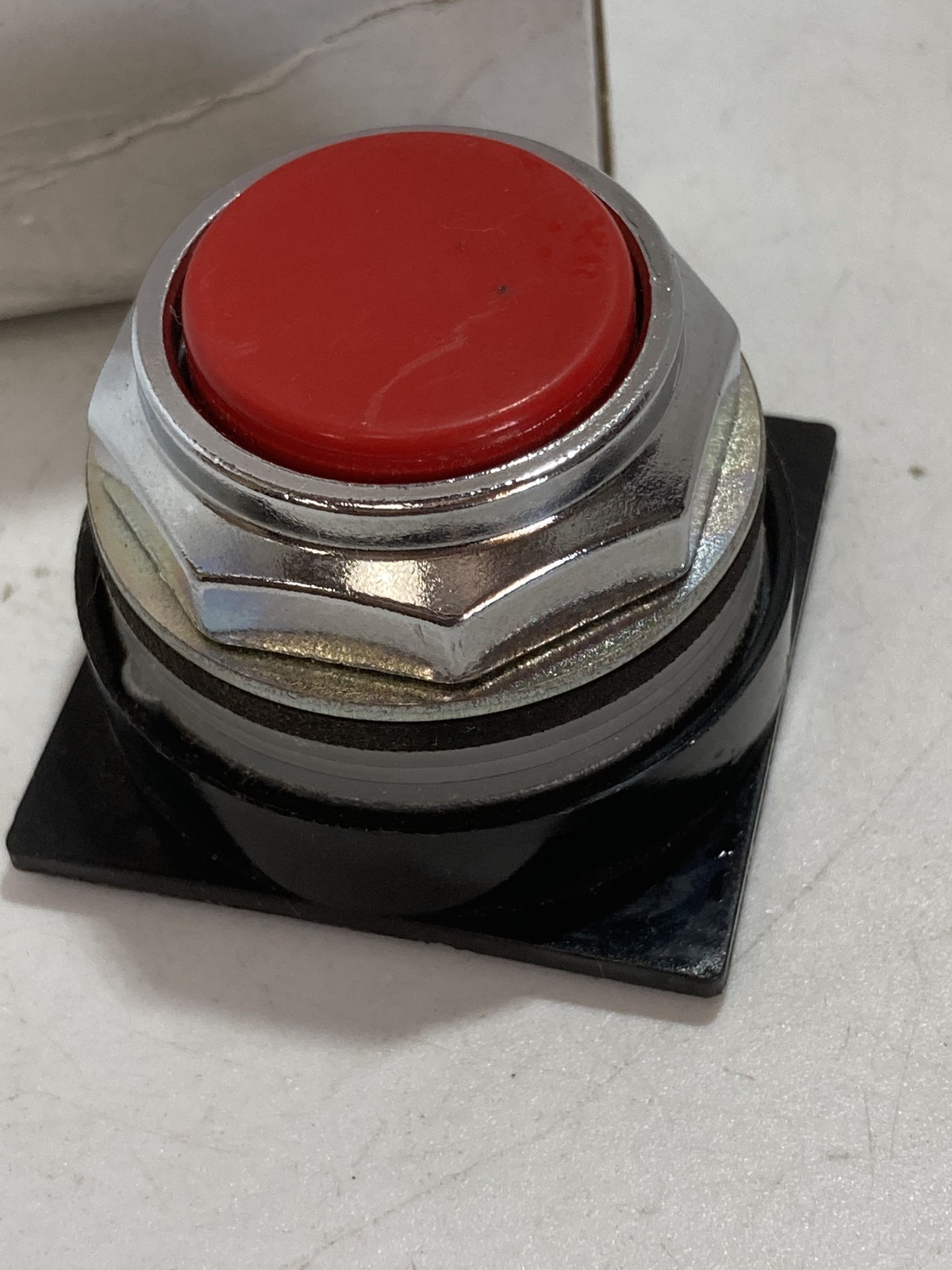 GE CR104PBG00R1 PUSHBUTTON OPERATOR RED FLUSH NIB