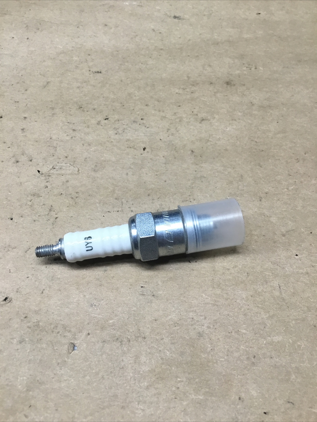 Champion Model: UY6 GJ85 Spark Plug #704K123