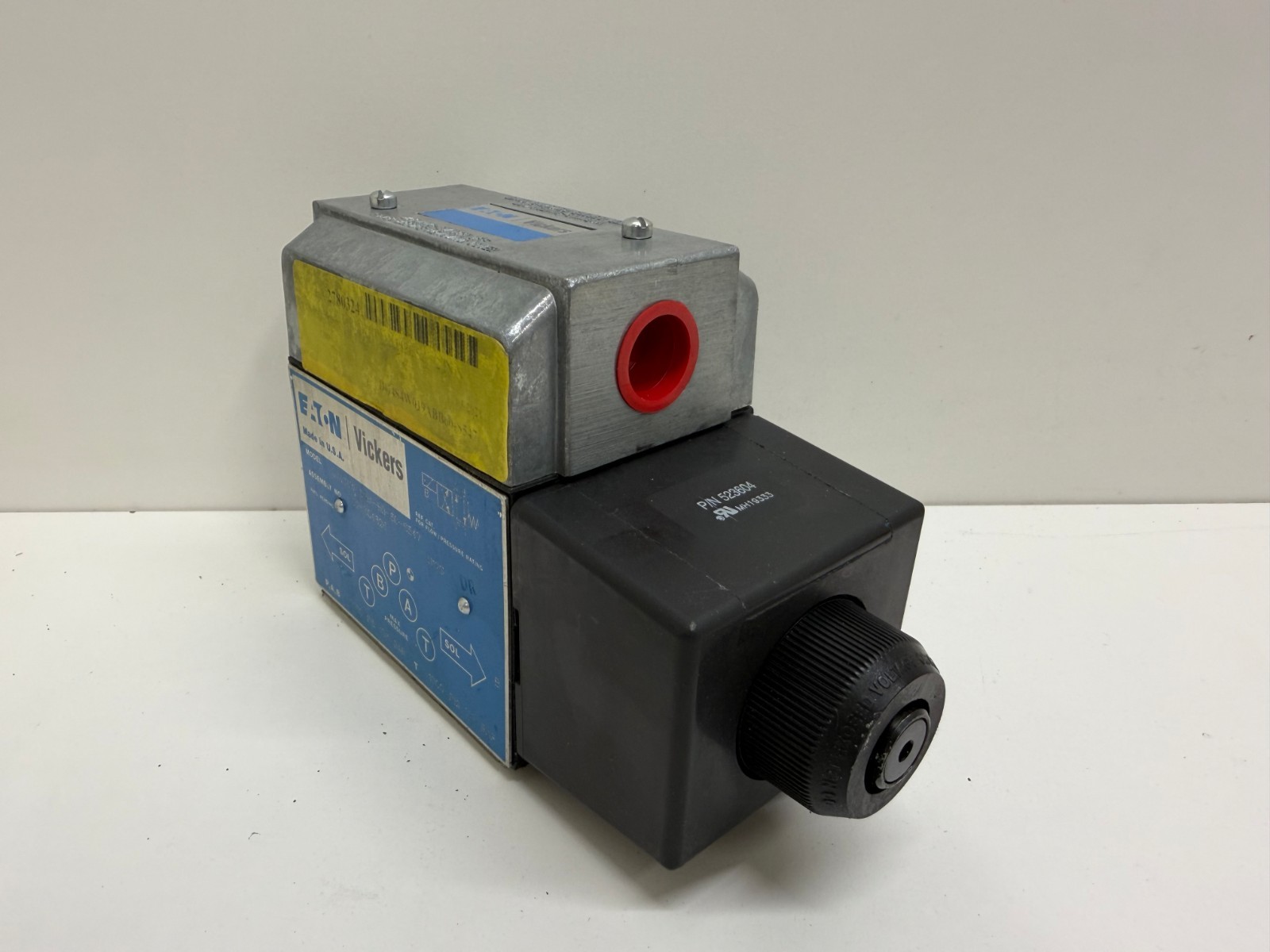 NEW OLD STOCK! EATON VICKERS DIRECTIONAL VALVE 02-304826 DG4S4W-019A-BB-60-S547