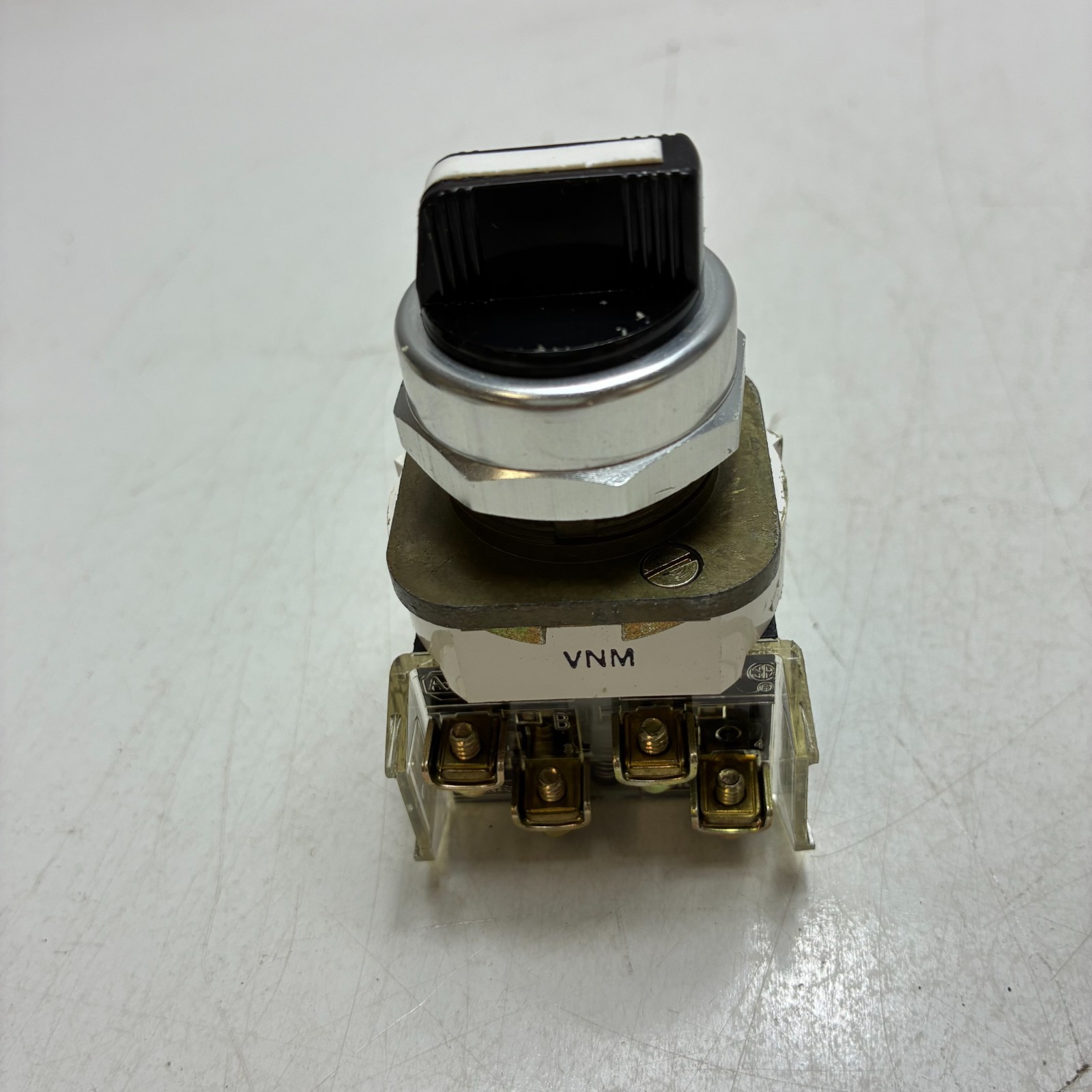 ALLEN BRADLEY 800T-J2KE7B SELECTOR SWITCH SERIES T 3 POSITION MAIN 2NO/2NC
