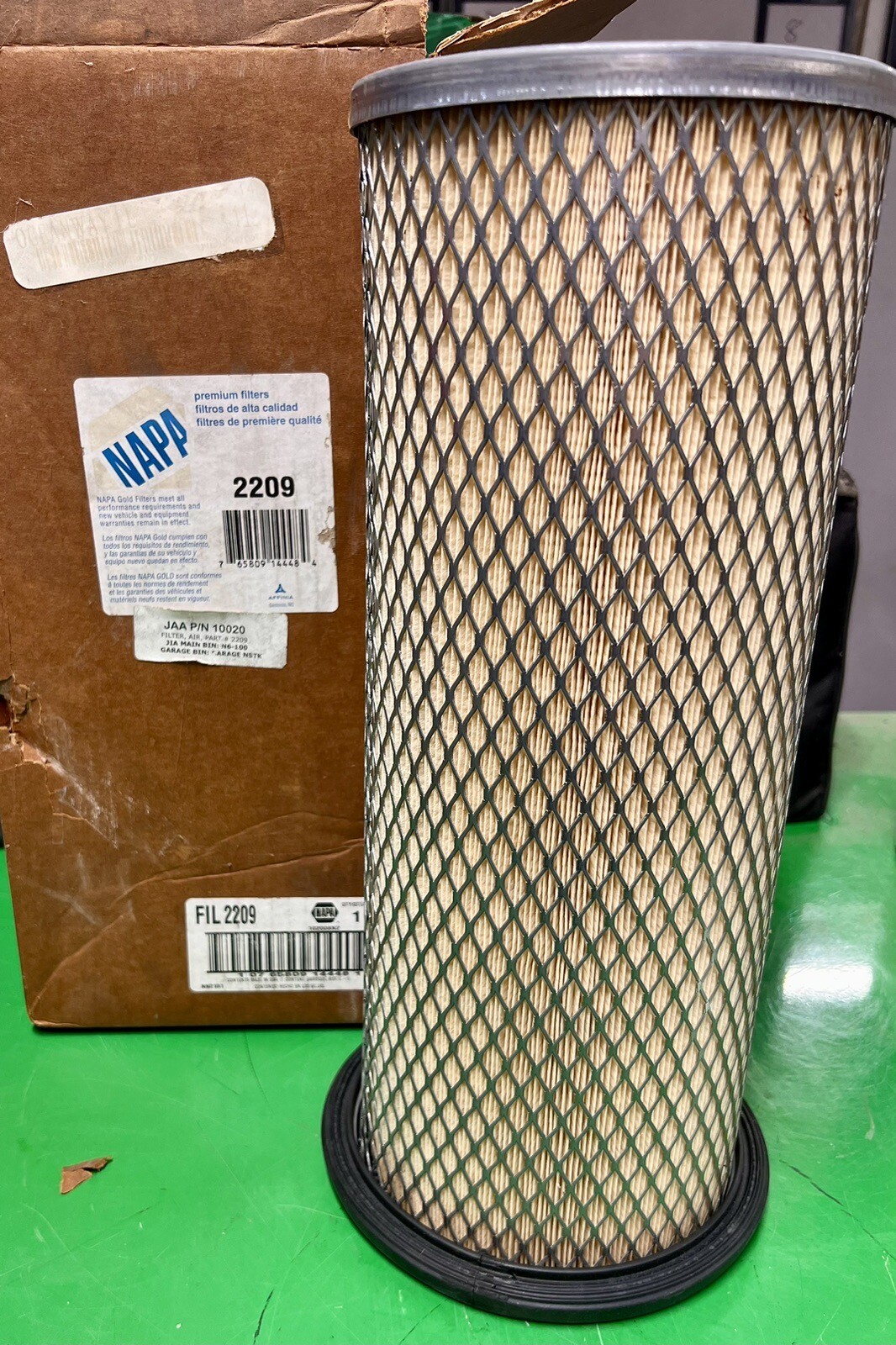 GENUINE NAPA 2209 Air Filter NOS **FREE SHIPPING**
