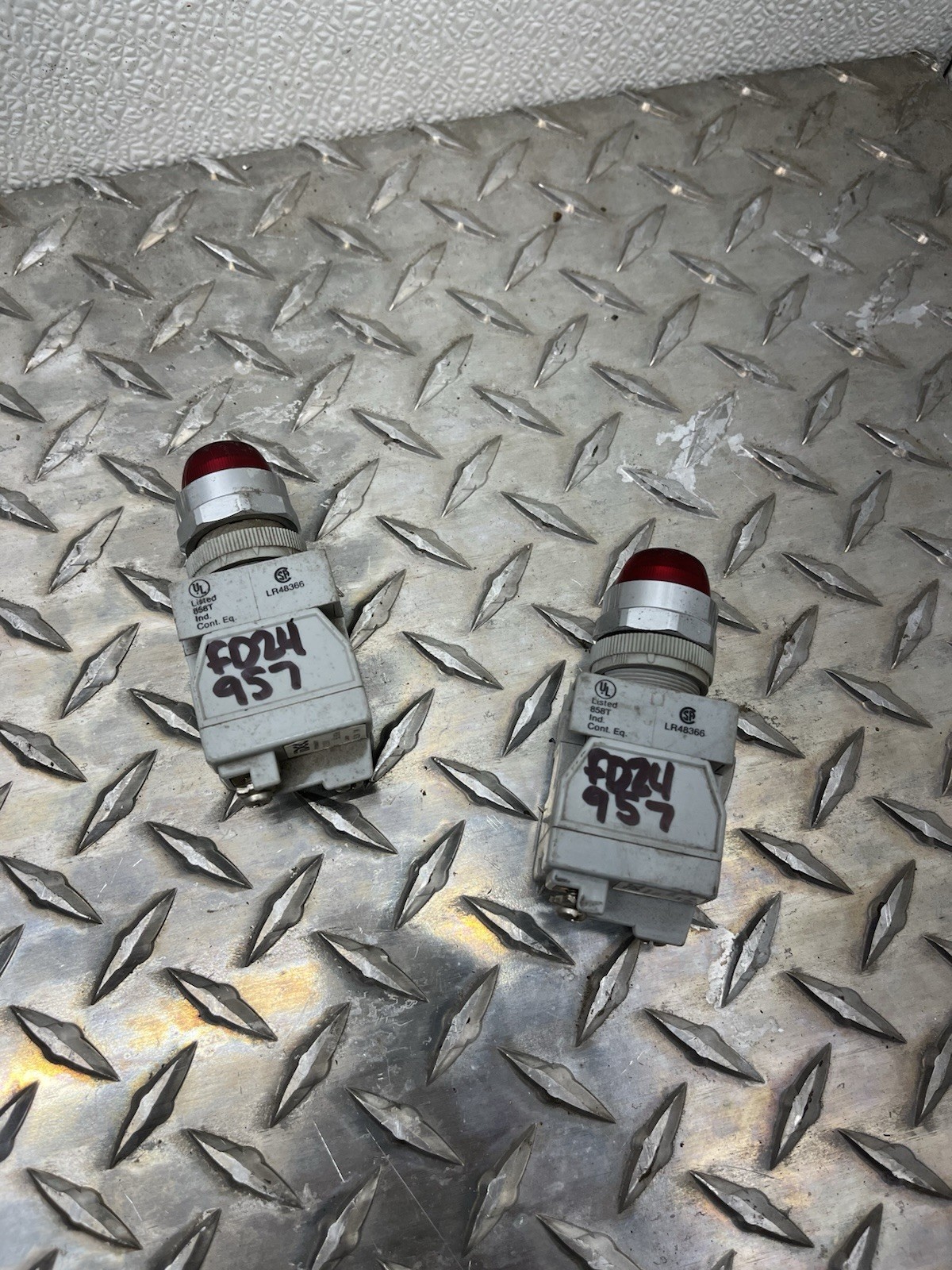 LOT OF 2 – -Micro Pnuematic Pressure Switch 15560 45/07 MPL-503-G-3